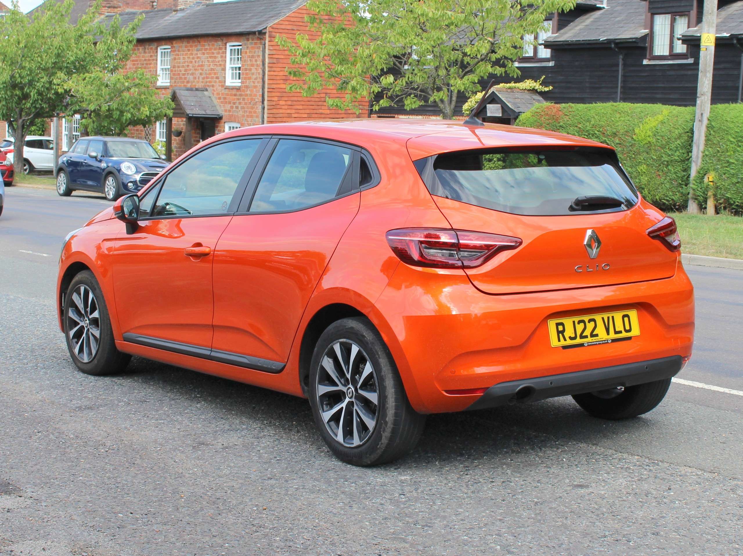 A 2022 RENAULT CLIO 1.0 TCe Iconic Edition Hatchback 5dr Petrol Manual Euro 6 (s/s) (90 ps) A 2022 RENAULT CLIO 1.0 TCe Iconic Edition Hatchback 5dr Petrol Manual Euro 6 (s/s) (90 ps)