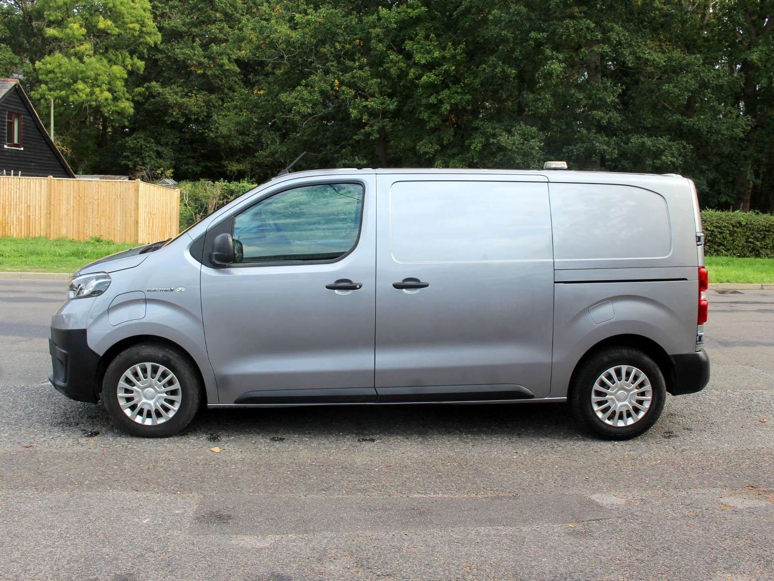 A 2021 TOYOTA PROACE 50kWh Icon Medium Panel Van 6dr Electric Auto MWB (7kW OBC) (136 ps) A 2021 TOYOTA PROACE 50kWh Icon Medium Panel Van 6dr Electric Auto MWB (7kW OBC) (136 ps)