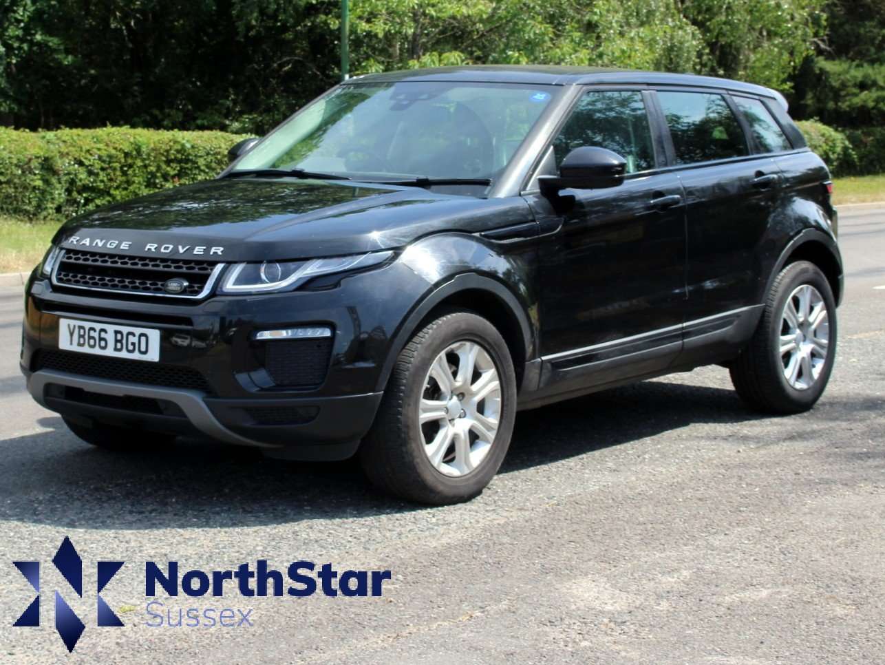 A 2017 LAND ROVER RANGE ROVER EVOQUE 2.0 TD4 SE Tech SUV 5dr Diesel Auto 4WD Euro 6 (s/s) (180 ps) A 2017 LAND ROVER RANGE ROVER EVOQUE 2.0 TD4 SE Tech SUV 5dr Diesel Auto 4WD Euro 6 (s/s) (180 ps)