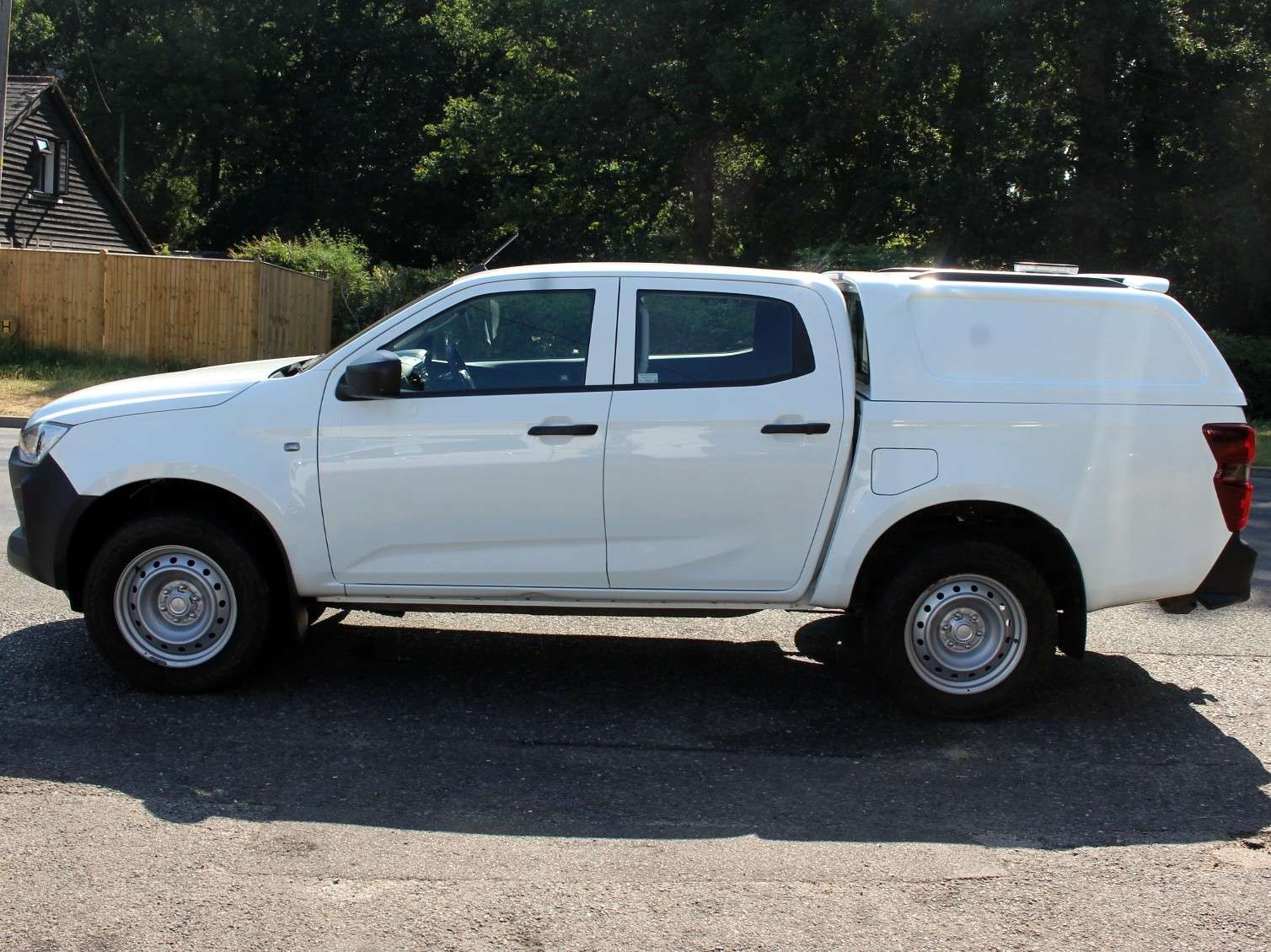 A 2023 ISUZU D-MAX 1.9 TD Utility Diff Lock Pickup Double Cab 4dr Diesel Manual 4WD Euro 6 (s/s) (164 ps) A 2023 ISUZU D-MAX 1.9 TD Utility Diff Lock Pickup Double Cab 4dr Diesel Manual 4WD Euro 6 (s/s) (164 ps)