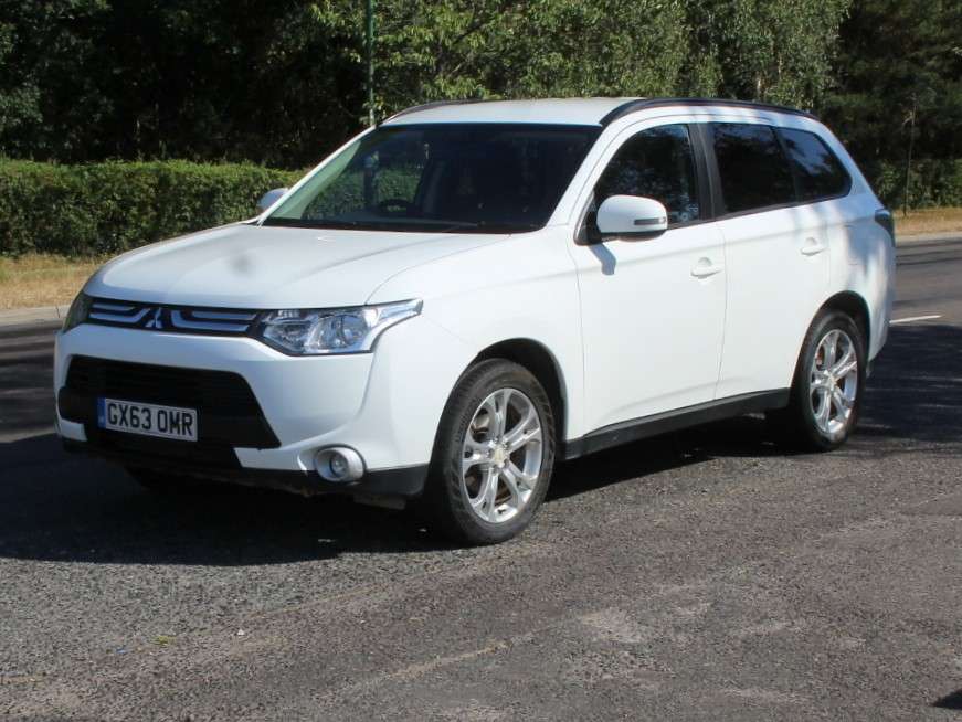 A 2013 MITSUBISHI OUTLANDER 2.2 DI-D GX3 SUV 5dr Diesel Manual 4WD Euro 5 (s/s) (150 ps) A 2013 MITSUBISHI OUTLANDER 2.2 DI-D GX3 SUV 5dr Diesel Manual 4WD Euro 5 (s/s) (150 ps)