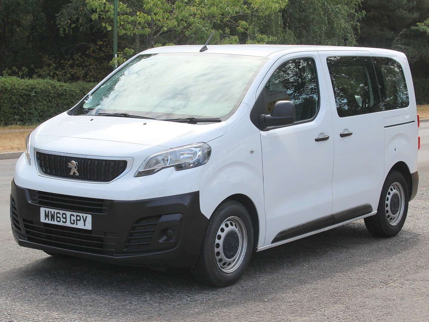 A 2019 PEUGEOT EXPERT COMBI DIESEL 1.5 BlueHDi 120 Standard 6 SEATER A 2019 PEUGEOT EXPERT COMBI DIESEL 1.5 BlueHDi 120 Standard 6 SEATER