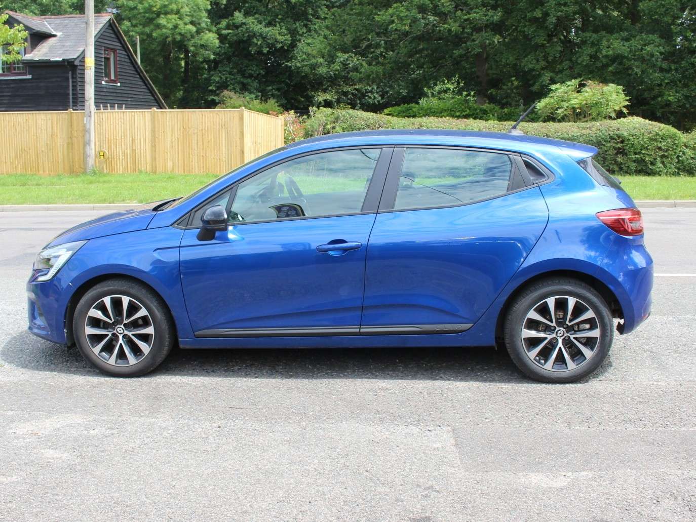 A 2022 RENAULT CLIO 1.0 TCe Evolution Hatchback 5dr Petrol Manual Euro 6 (s/s) (90 ps) A 2022 RENAULT CLIO 1.0 TCe Evolution Hatchback 5dr Petrol Manual Euro 6 (s/s) (90 ps)