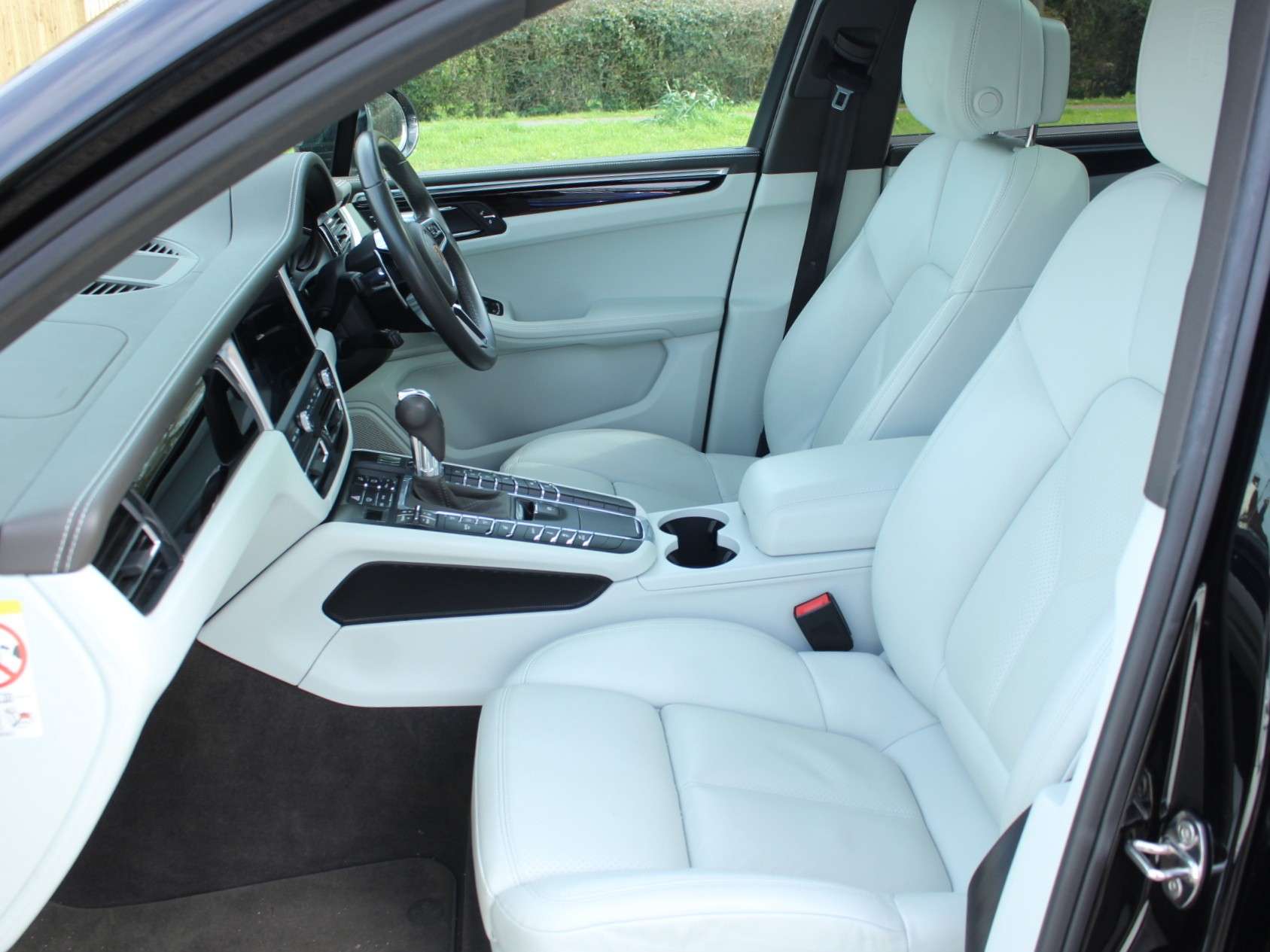 A 2019 PORSCHE MACAN 2.0T SUV 5dr Petrol PDK 4WD Euro 6 (s/s) (245 ps) A 2019 PORSCHE MACAN 2.0T SUV 5dr Petrol PDK 4WD Euro 6 (s/s) (245 ps)