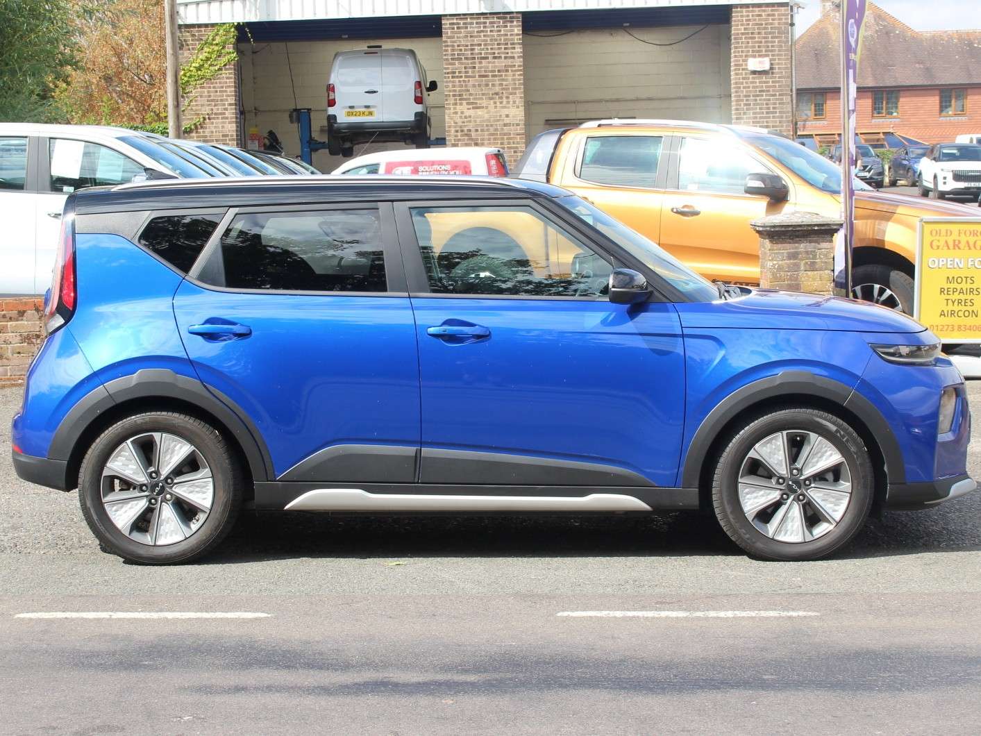 A 2023 KIA SOUL 64kWh Explore SUV 5dr Electric Auto (201 bhp) A 2023 KIA SOUL 64kWh Explore SUV 5dr Electric Auto (201 bhp)