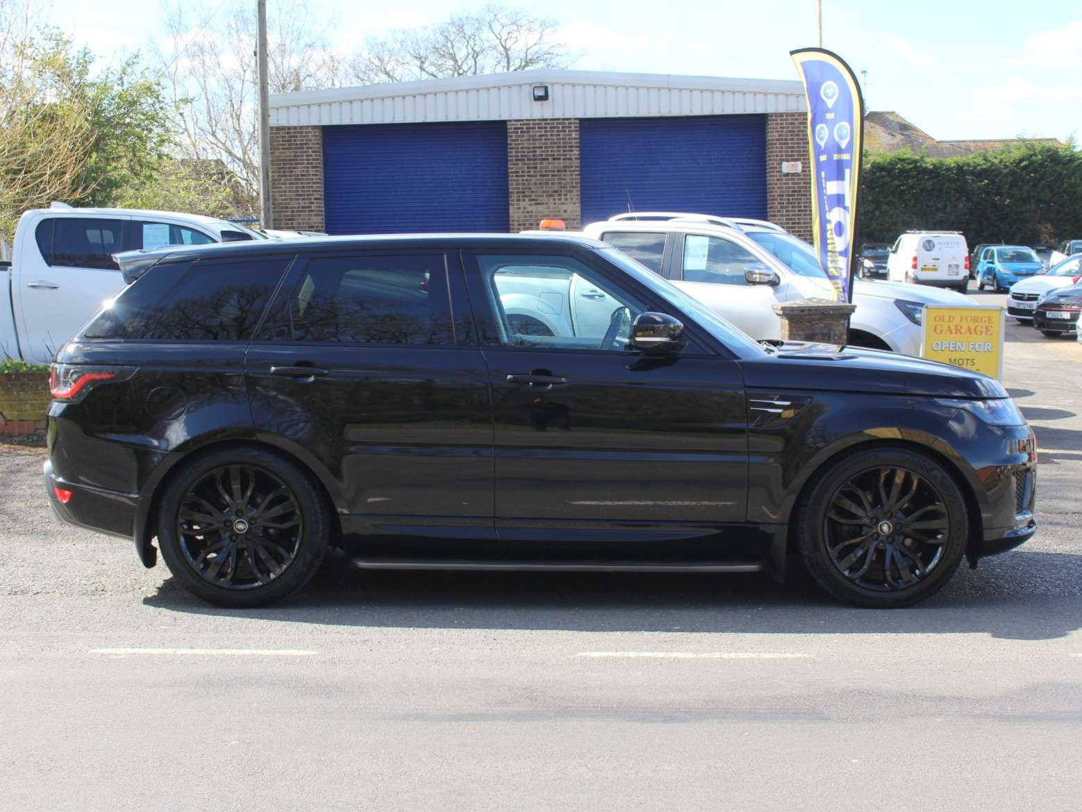 A 2018 LAND ROVER RANGE ROVER SPORT 3.0 SD V6 HSE SUV 5dr Diesel Auto 4WD Euro 6 (s/s) (306 ps) A 2018 LAND ROVER RANGE ROVER SPORT 3.0 SD V6 HSE SUV 5dr Diesel Auto 4WD Euro 6 (s/s) (306 ps)