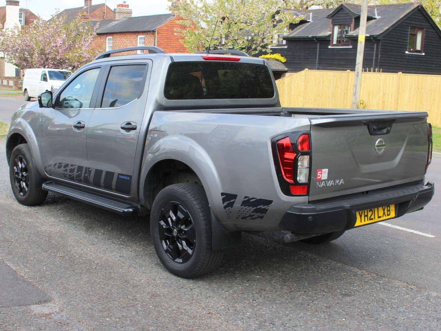 A 2021 NISSAN NAVARA 2.3 dCi N-Guard Pickup Double Cab 4dr Diesel Auto 4WD Euro 6 (190 ps) A 2021 NISSAN NAVARA 2.3 dCi N-Guard Pickup Double Cab 4dr Diesel Auto 4WD Euro 6 (190 ps)