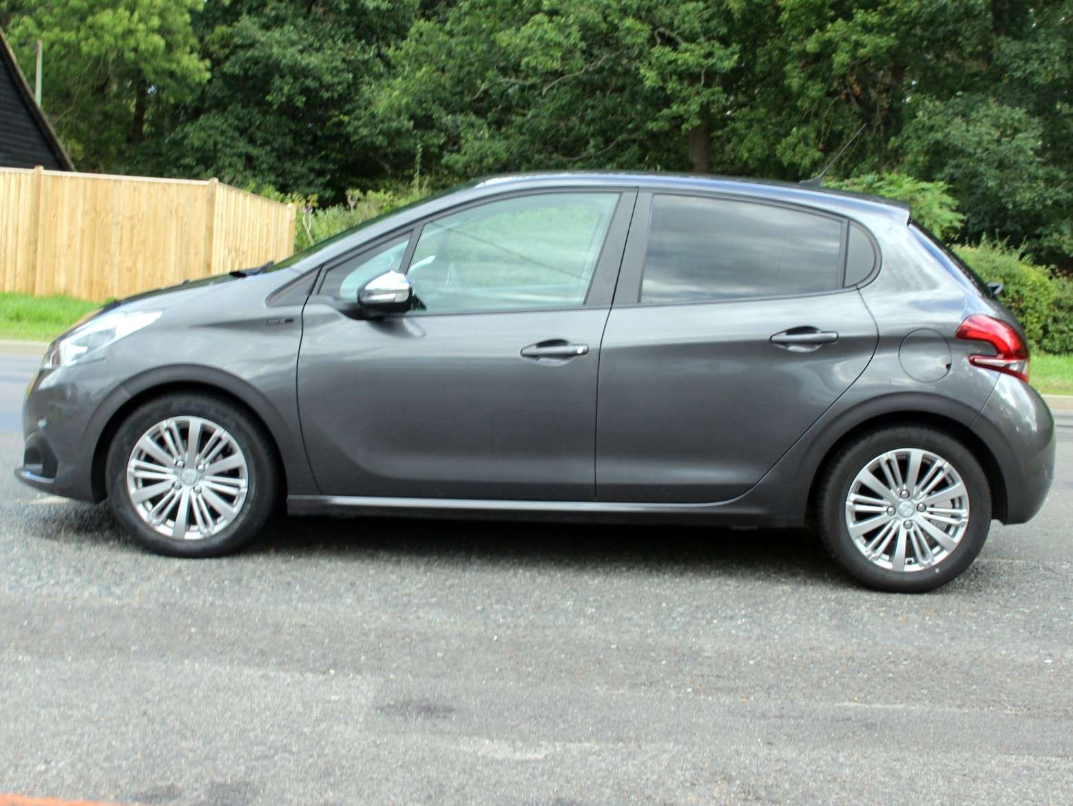 A 2019 PEUGEOT 208 1.2 PureTech Signature Hatchback 5dr Petrol Manual Euro 6 (s/s) (82 ps) A 2019 PEUGEOT 208 1.2 PureTech Signature Hatchback 5dr Petrol Manual Euro 6 (s/s) (82 ps)