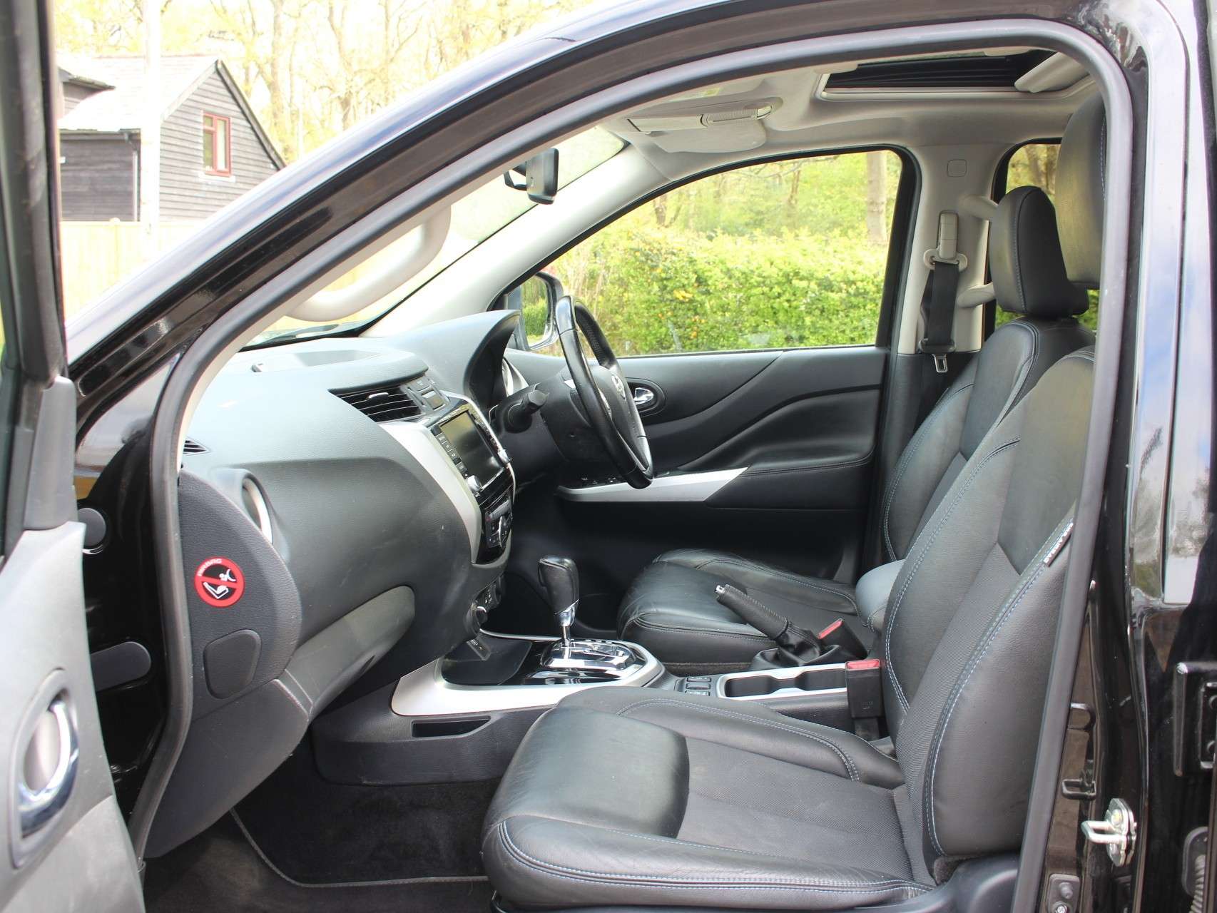 A 2021 NISSAN NAVARA 2.3 dCi N-Guard Pickup Double Cab 4dr Diesel Auto 4WD Euro 6 (190 ps) A 2021 NISSAN NAVARA 2.3 dCi N-Guard Pickup Double Cab 4dr Diesel Auto 4WD Euro 6 (190 ps)