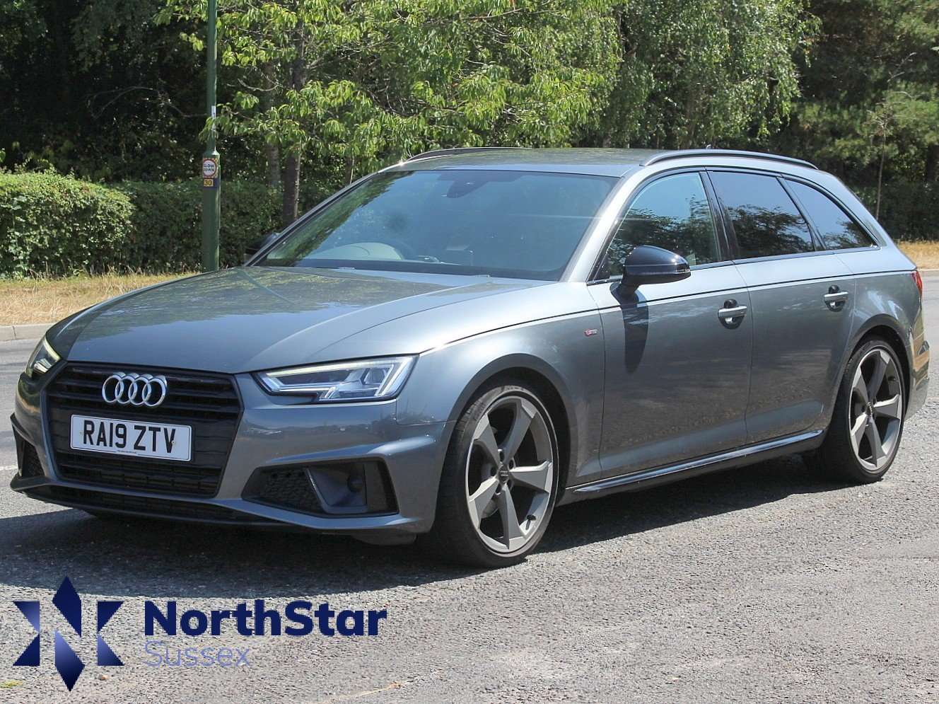 A 2019 AUDI A4 AVANT 2.0 TFSI 40 Black Edition Estate 5dr Petrol S Tronic Euro 6 (s/s) (190 ps) A 2019 AUDI A4 AVANT 2.0 TFSI 40 Black Edition Estate 5dr Petrol S Tronic Euro 6 (s/s) (190 ps)