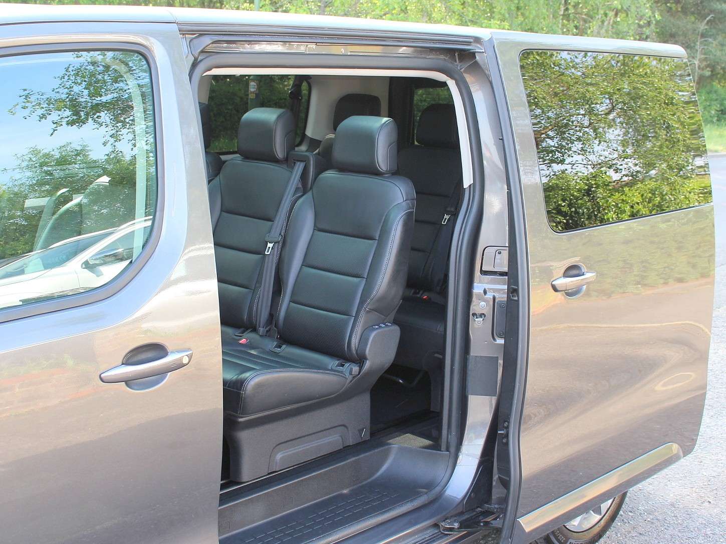 A 2021 PEUGEOT TRAVELLER 50kWh Allure Standard MPV 5dr Electric Auto MWB (8 Seat, 7.4kW Charger) (136 ps) A 2021 PEUGEOT TRAVELLER 50kWh Allure Standard MPV 5dr Electric Auto MWB (8 Seat, 7.4kW Charger) (136 ps)