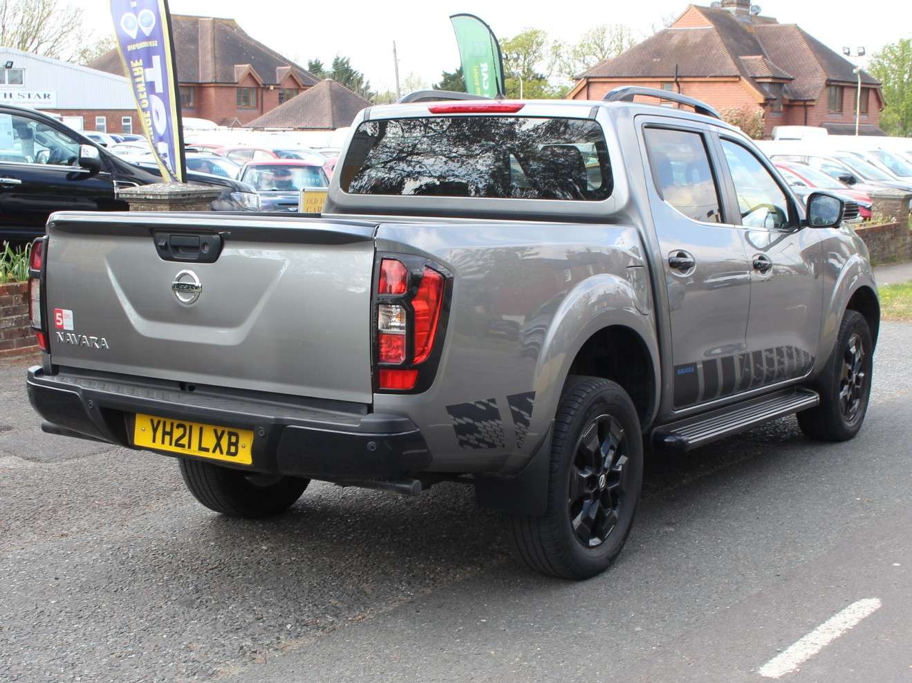 A 2021 NISSAN NAVARA 2.3 dCi N-Guard Pickup Double Cab 4dr Diesel Auto 4WD Euro 6 (190 ps) A 2021 NISSAN NAVARA 2.3 dCi N-Guard Pickup Double Cab 4dr Diesel Auto 4WD Euro 6 (190 ps)