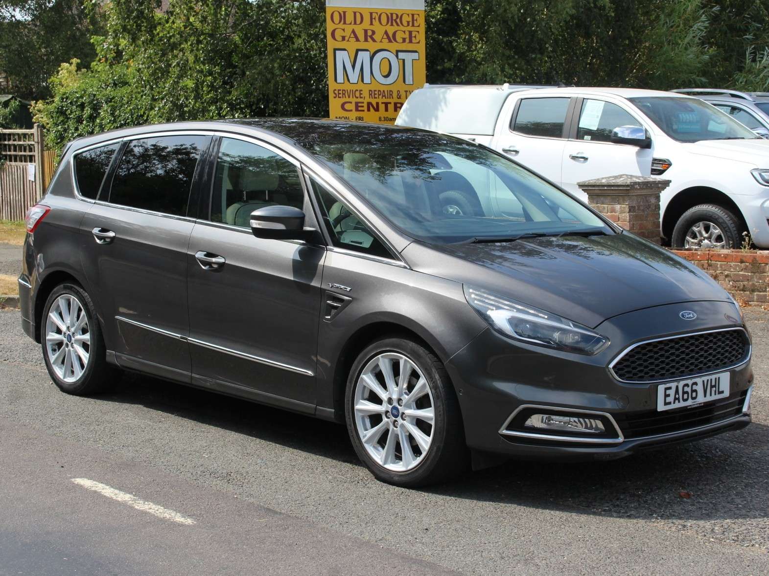 A 2016 FORD S-MAX 2.0 TDCi Vignale MPV 5dr Diesel Manual Euro 6 (s/s) (180 ps) A 2016 FORD S-MAX 2.0 TDCi Vignale MPV 5dr Diesel Manual Euro 6 (s/s) (180 ps)