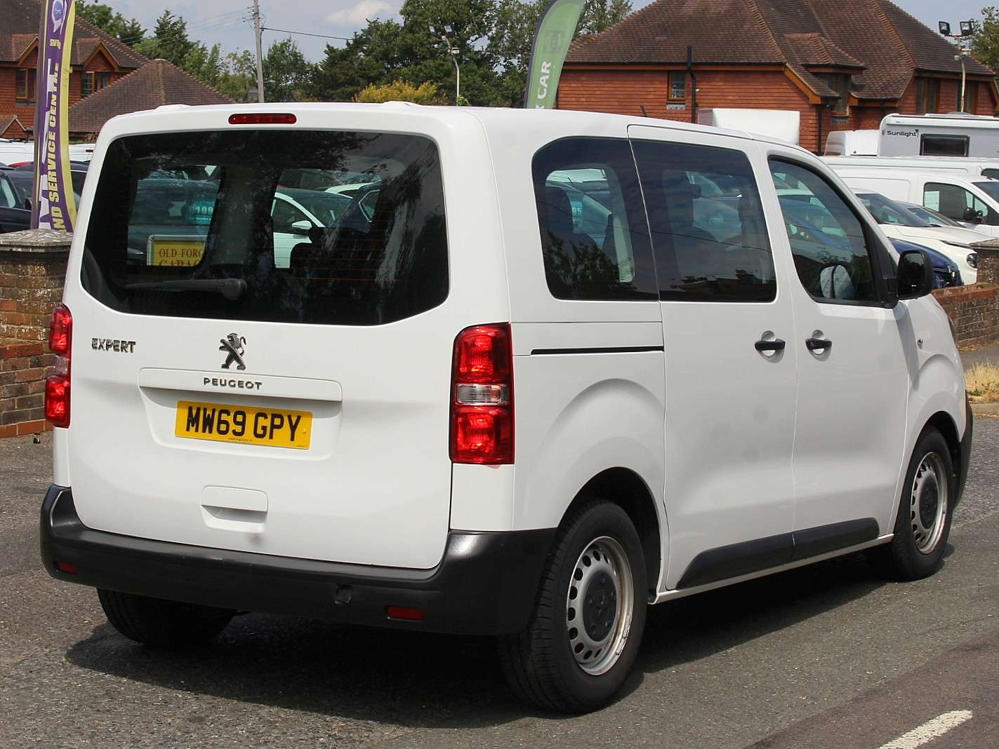A 2019 PEUGEOT EXPERT COMBI DIESEL 1.5 BlueHDi 120 Standard 6 SEATER A 2019 PEUGEOT EXPERT COMBI DIESEL 1.5 BlueHDi 120 Standard 6 SEATER