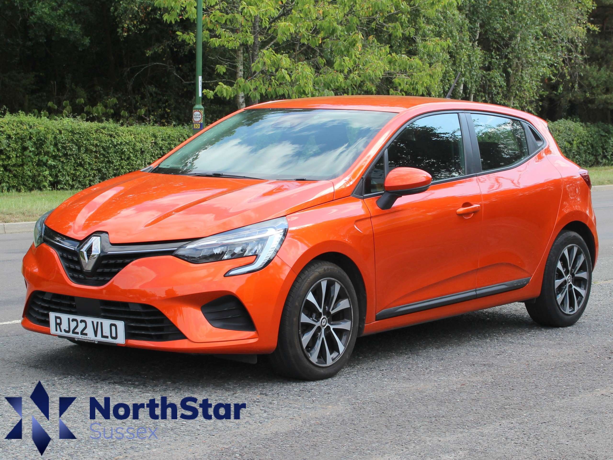 A 2022 RENAULT CLIO 1.0 TCe Iconic Edition Hatchback 5dr Petrol Manual Euro 6 (s/s) (90 ps) A 2022 RENAULT CLIO 1.0 TCe Iconic Edition Hatchback 5dr Petrol Manual Euro 6 (s/s) (90 ps)