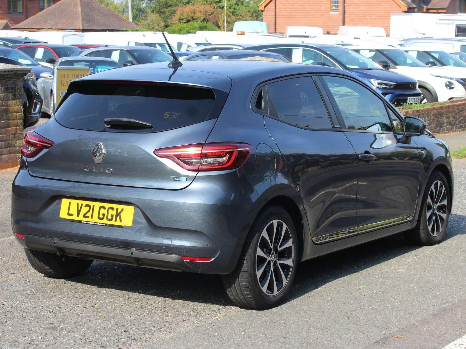 A 2021 RENAULT CLIO 1.6 E-TECH Iconic Hatchback 5dr Petrol Hybrid Auto Euro 6 (s/s) (140 ps) A 2021 RENAULT CLIO 1.6 E-TECH Iconic Hatchback 5dr Petrol Hybrid Auto Euro 6 (s/s) (140 ps)