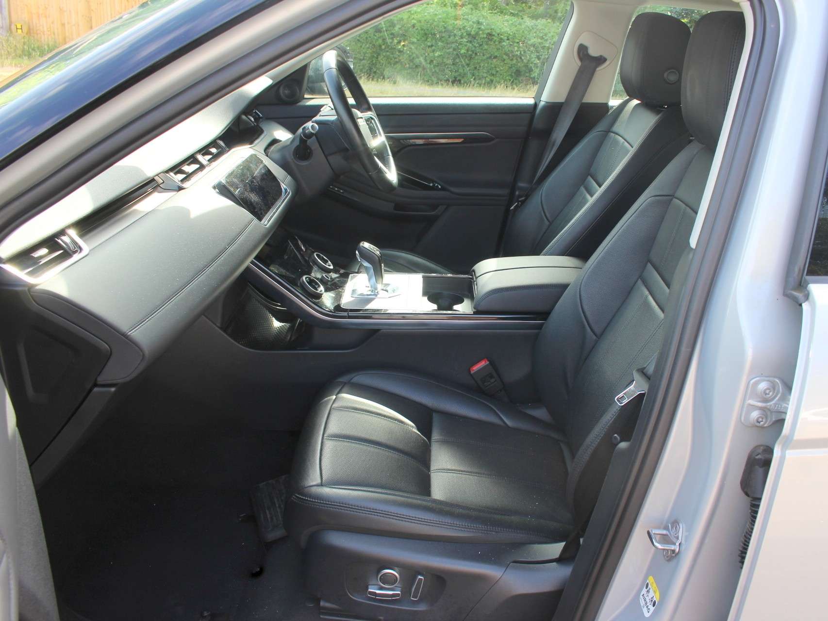 A 2021 LAND ROVER RANGE ROVER EVOQUE 1.5 P300e 12.2kWh SE SUV 5dr Petrol Plug-in Hybrid Auto 4WD Euro 6 (s/s) (309 ps) A 2021 LAND ROVER RANGE ROVER EVOQUE 1.5 P300e 12.2kWh SE SUV 5dr Petrol Plug-in Hybrid Auto 4WD Euro 6 (s/s) (309 ps)