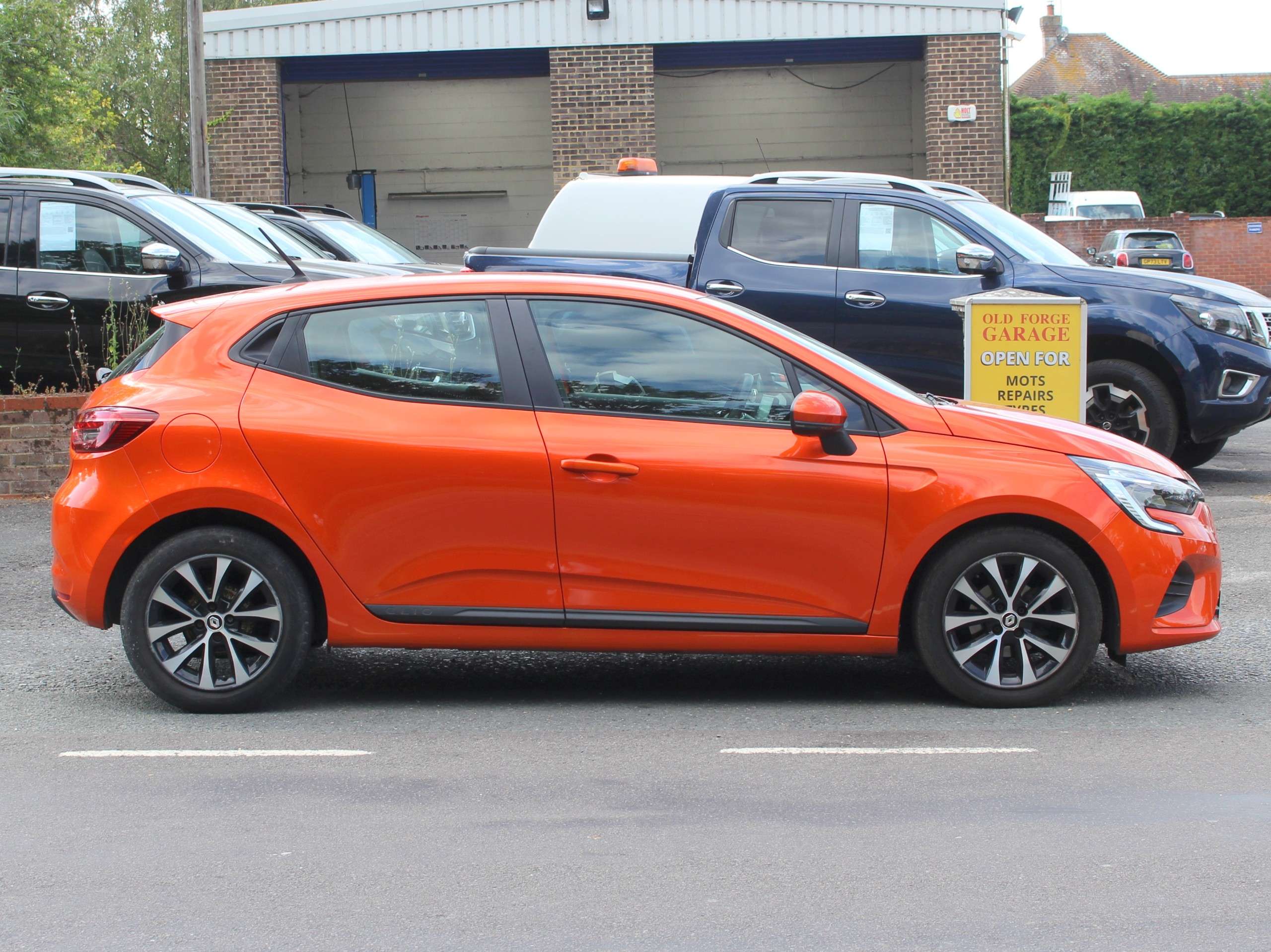 A 2022 RENAULT CLIO 1.0 TCe Iconic Edition Hatchback 5dr Petrol Manual Euro 6 (s/s) (90 ps) A 2022 RENAULT CLIO 1.0 TCe Iconic Edition Hatchback 5dr Petrol Manual Euro 6 (s/s) (90 ps)