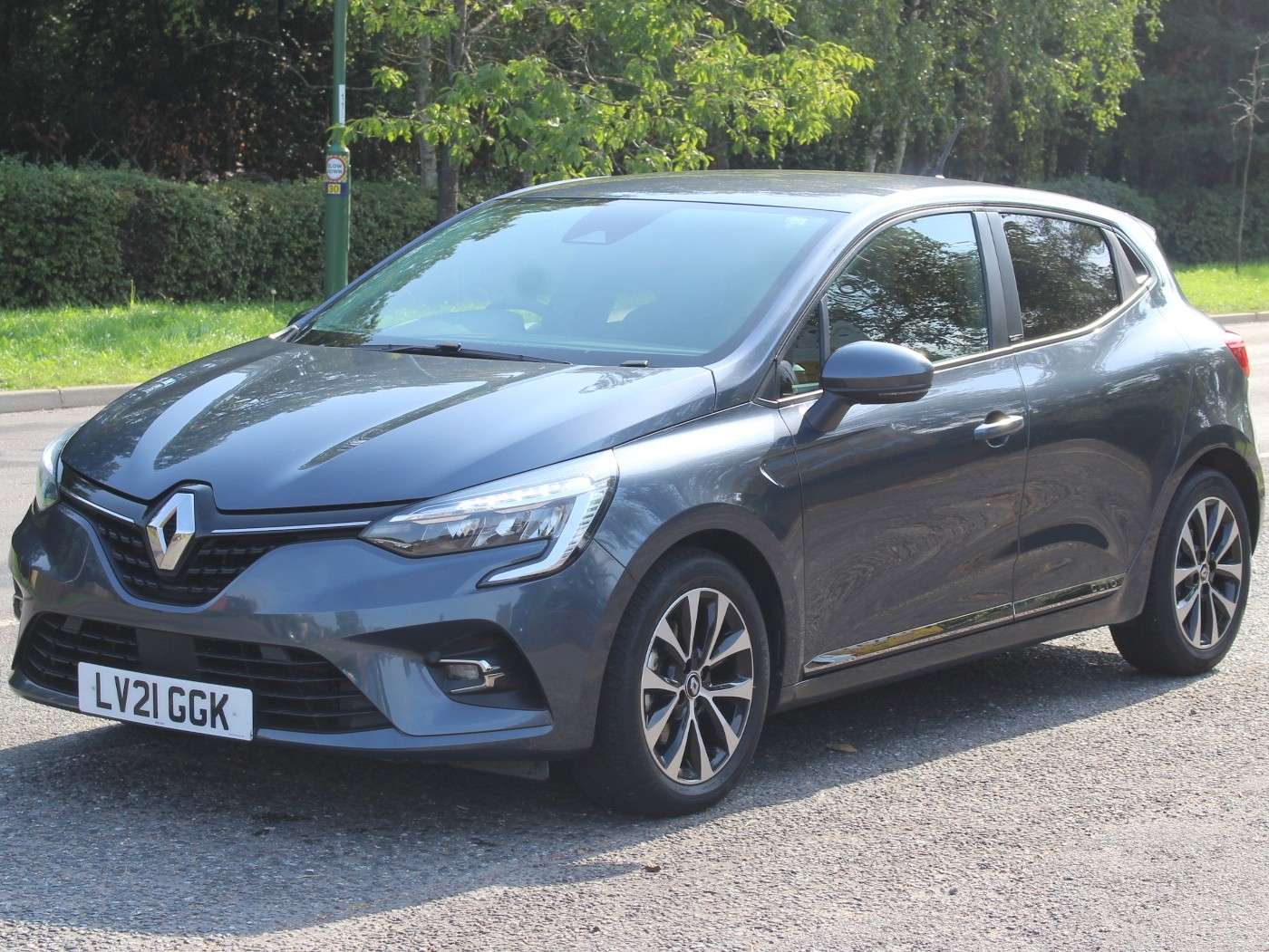 A 2021 RENAULT CLIO 1.6 E-TECH Iconic Hatchback 5dr Petrol Hybrid Auto Euro 6 (s/s) (140 ps) A 2021 RENAULT CLIO 1.6 E-TECH Iconic Hatchback 5dr Petrol Hybrid Auto Euro 6 (s/s) (140 ps)