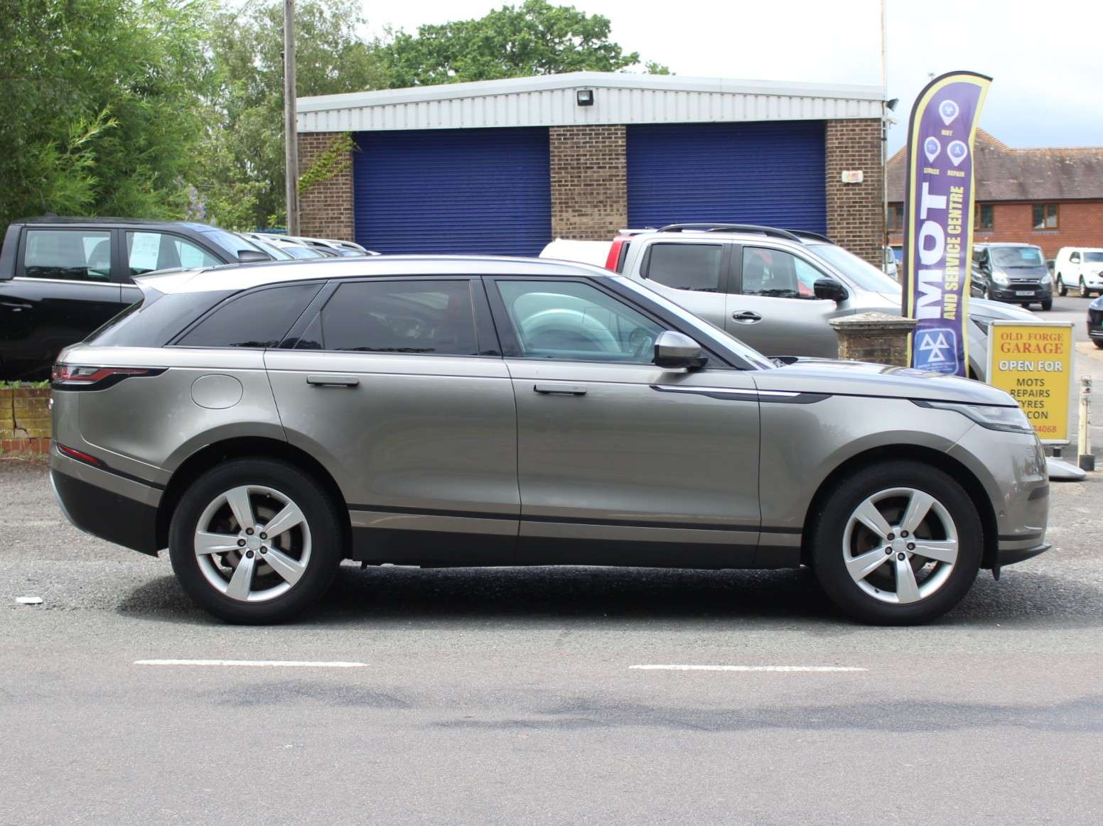 A 2018 LAND ROVER RANGE ROVER VELAR 2.0 D240 SE SUV 5dr Diesel Auto 4WD Euro 6 (s/s) (240 ps) A 2018 LAND ROVER RANGE ROVER VELAR 2.0 D240 SE SUV 5dr Diesel Auto 4WD Euro 6 (s/s) (240 ps)
