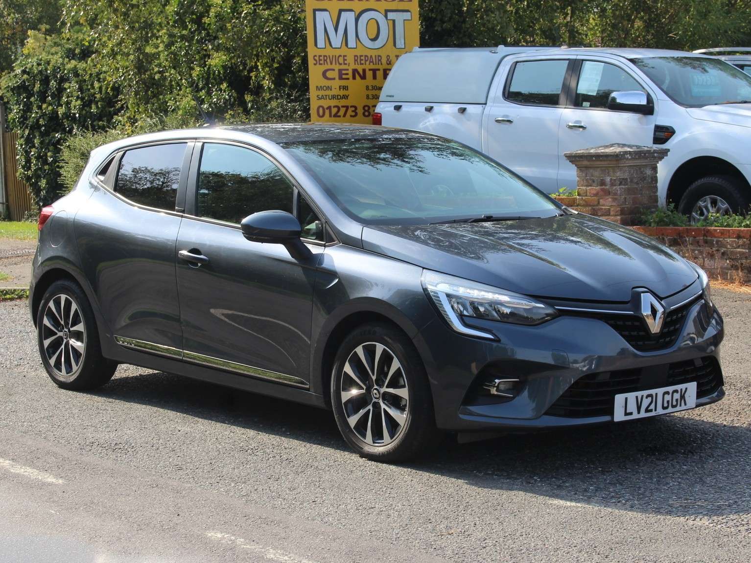 A 2021 RENAULT CLIO 1.6 E-TECH Iconic Hatchback 5dr Petrol Hybrid Auto Euro 6 (s/s) (140 ps) A 2021 RENAULT CLIO 1.6 E-TECH Iconic Hatchback 5dr Petrol Hybrid Auto Euro 6 (s/s) (140 ps)