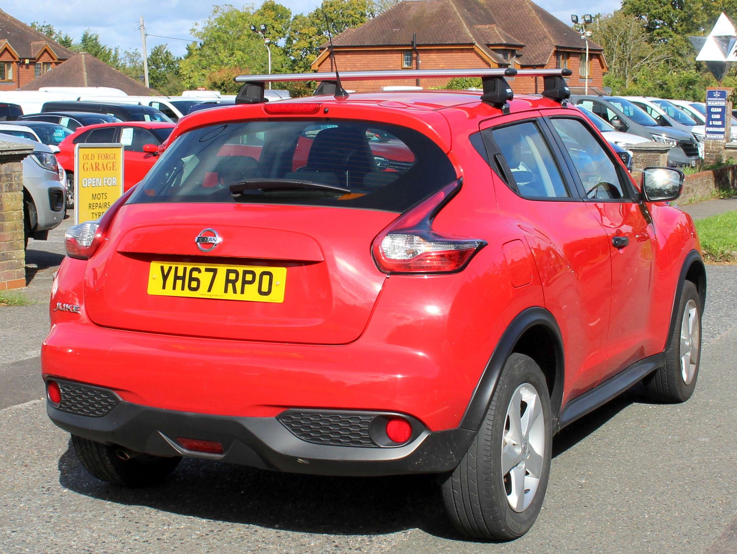 A 2017 NISSAN JUKE 1.6 Visia SUV 5dr Petrol Manual Euro 6 (94 ps) A 2017 NISSAN JUKE 1.6 Visia SUV 5dr Petrol Manual Euro 6 (94 ps)