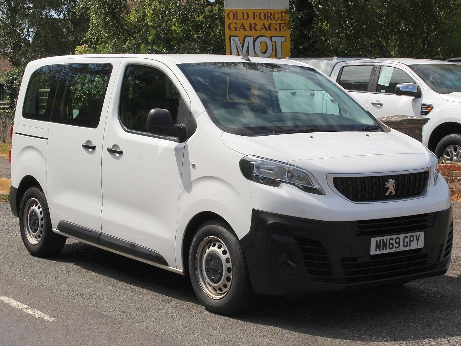 A 2019 PEUGEOT EXPERT COMBI DIESEL 1.5 BlueHDi 120 Standard 6 SEATER A 2019 PEUGEOT EXPERT COMBI DIESEL 1.5 BlueHDi 120 Standard 6 SEATER