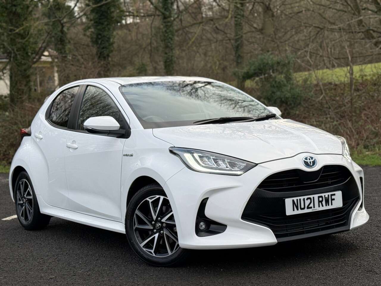 A 2021 TOYOTA YARIS 1.5 VVT-h Design Hatchback 5dr Petrol Hybrid E-CVT Euro 6 (s/s) (116 ps) SE A 2021 TOYOTA YARIS 1.5 VVT-h Design Hatchback 5dr Petrol Hybrid E-CVT Euro 6 (s/s) (116 ps) SE