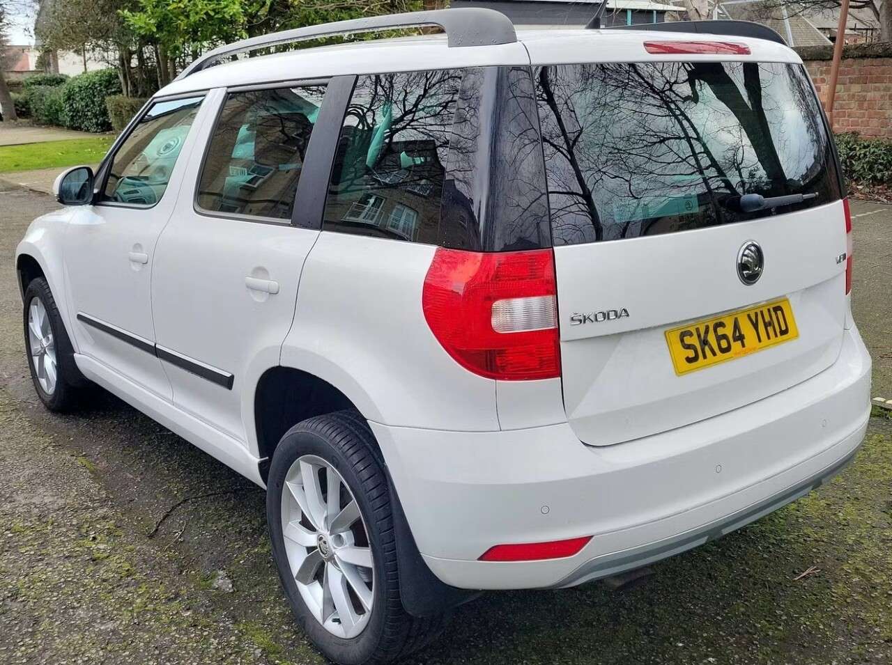A 2014 SKODA YETI 1.2 TSI SE SUV 5dr Petrol DSG Euro 5 (105 ps) 1 OWNER + FULL SKODA SERVICE A 2014 SKODA YETI 1.2 TSI SE SUV 5dr Petrol DSG Euro 5 (105 ps) 1 OWNER + FULL SKODA SERVICE
