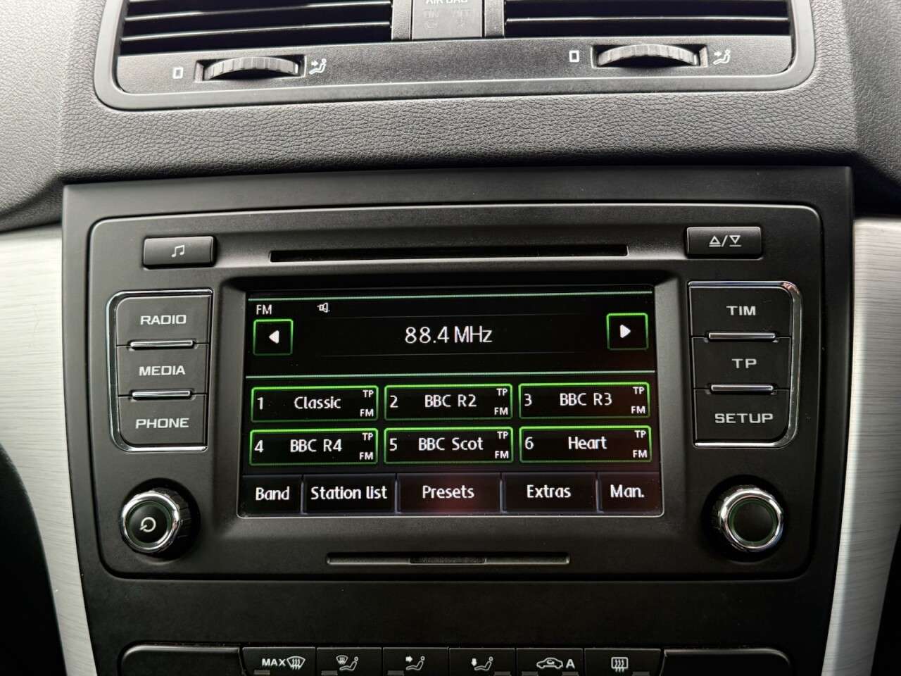 A 2014 SKODA YETI 1.2 TSI SE SUV 5dr Petrol DSG Euro 5 (105 ps) 1 OWNER + FULL SKODA SERVICE A 2014 SKODA YETI 1.2 TSI SE SUV 5dr Petrol DSG Euro 5 (105 ps) 1 OWNER + FULL SKODA SERVICE