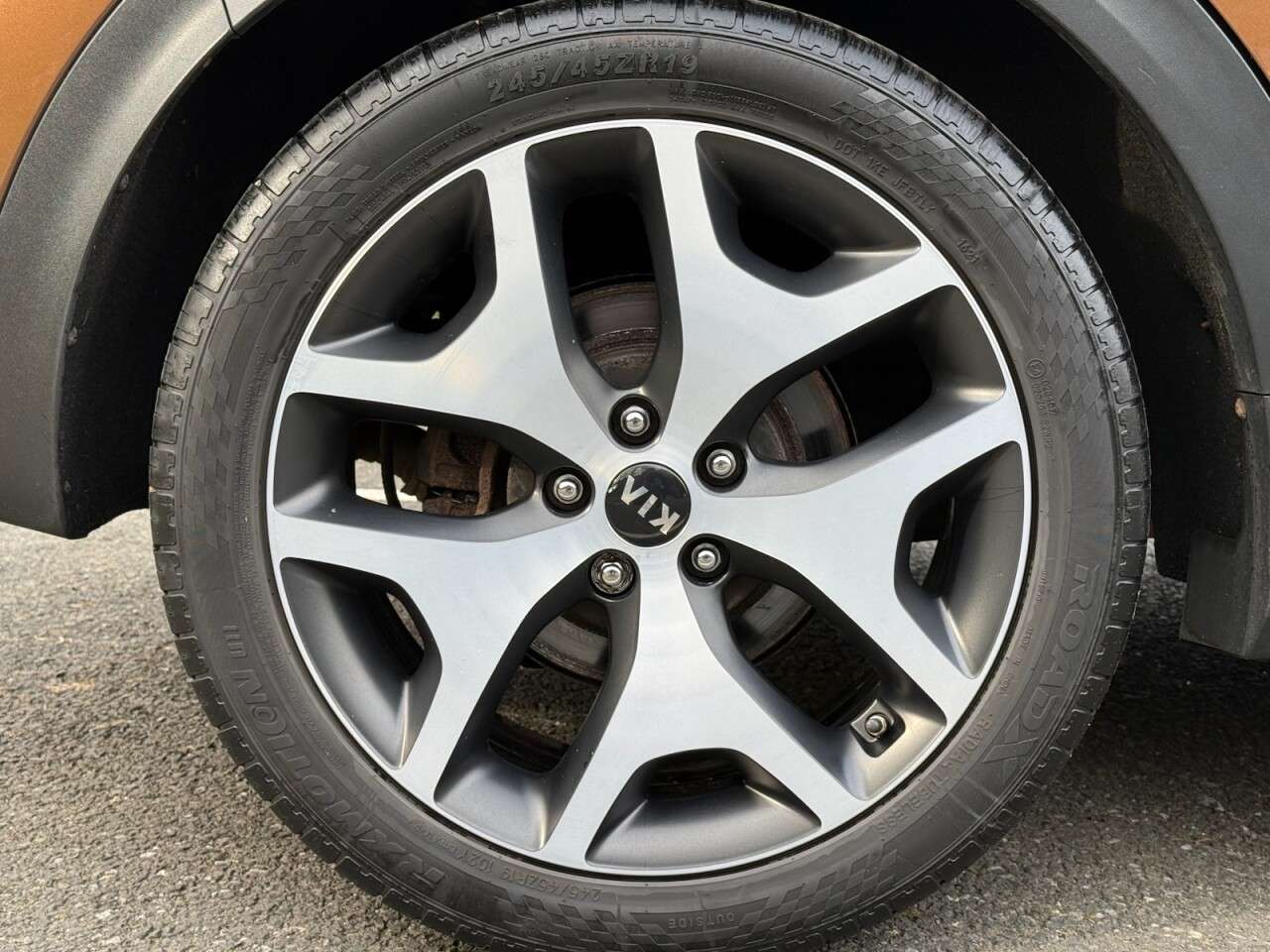 A 2017 KIA SPORTAGE 1.6 T-GDi GT-Line SUV 5dr Petrol DCT AWD Euro 6 (174 bhp) A 2017 KIA SPORTAGE 1.6 T-GDi GT-Line SUV 5dr Petrol DCT AWD Euro 6 (174 bhp)