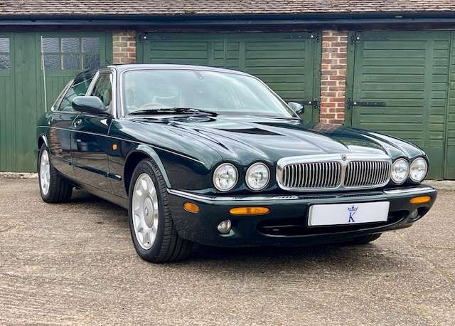 A 2001 JAGUAR XJ 4.0 Sovereign Saloon 4dr Petrol Automatic (290 bhp) A 2001 JAGUAR XJ 4.0 Sovereign Saloon 4dr Petrol Automatic (290 bhp)