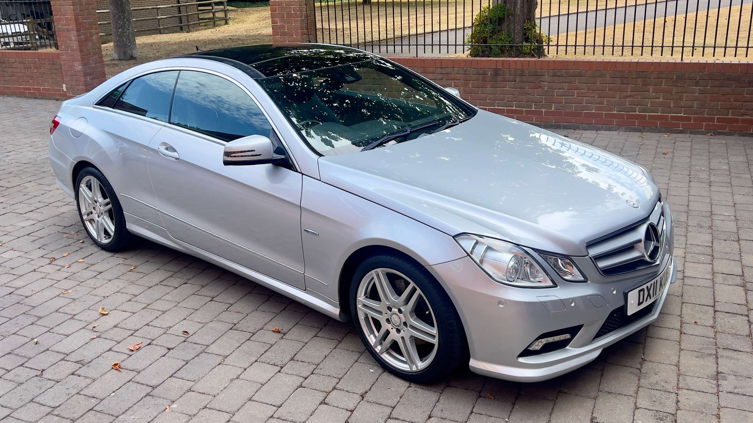 A 2011 MERCEDES-BENZ E CLASS 3.0 E350 CDI V6 AMG Sport Coupe (231 ps) A 2011 MERCEDES-BENZ E CLASS 3.0 E350 CDI V6 AMG Sport Coupe (231 ps)