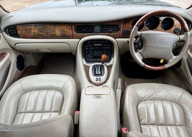 A 2001 JAGUAR XJ 4.0 Sovereign Saloon 4dr Petrol Automatic (290 bhp) A 2001 JAGUAR XJ 4.0 Sovereign Saloon 4dr Petrol Automatic (290 bhp)