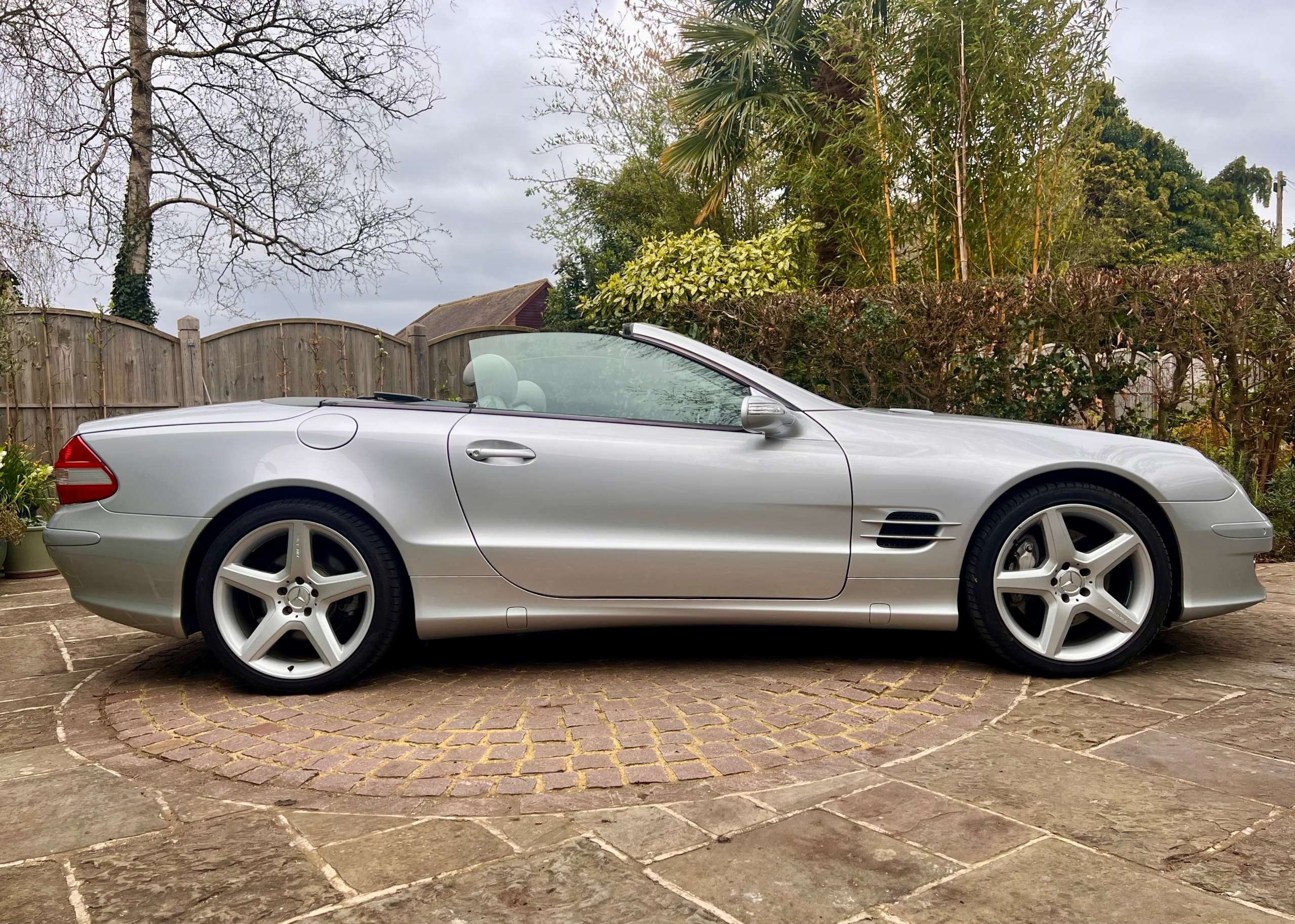 A 2008 MERCEDES-BENZ SL SL500 5.5 R230 A 2008 MERCEDES-BENZ SL SL500 5.5 R230