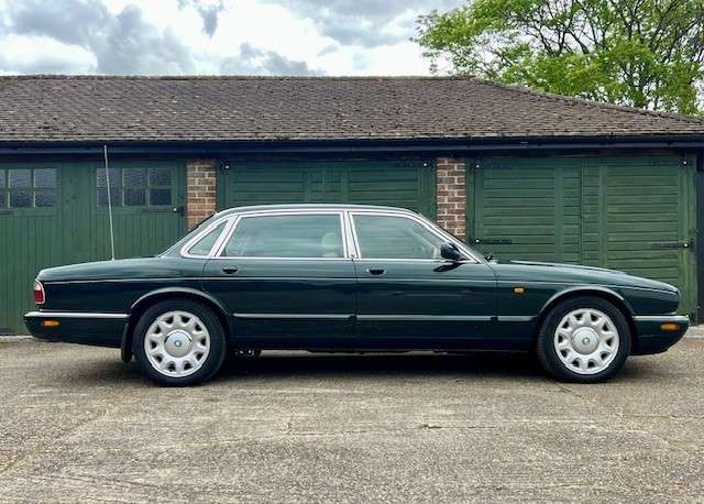 A 2001 JAGUAR XJ 4.0 Sovereign Saloon 4dr Petrol Automatic (290 bhp) A 2001 JAGUAR XJ 4.0 Sovereign Saloon 4dr Petrol Automatic (290 bhp)