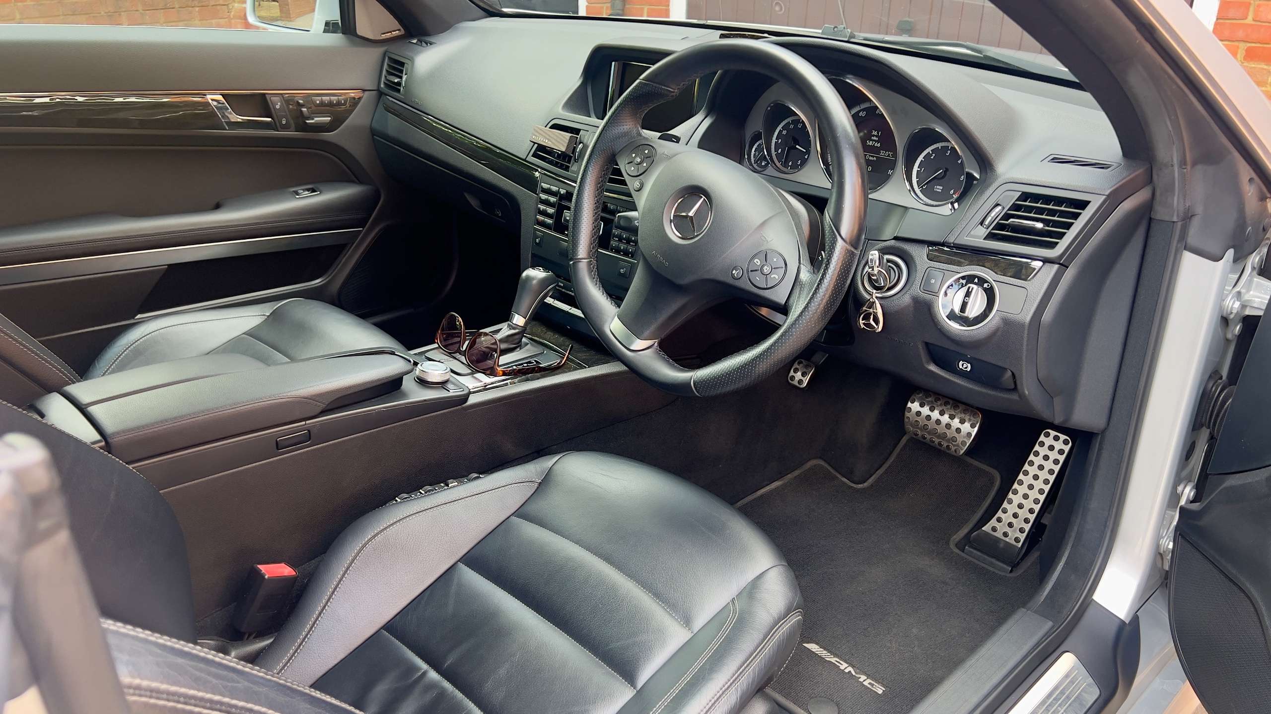 A 2011 MERCEDES-BENZ E CLASS 3.0 E350 CDI V6 AMG Sport Coupe (231 ps) A 2011 MERCEDES-BENZ E CLASS 3.0 E350 CDI V6 AMG Sport Coupe (231 ps)