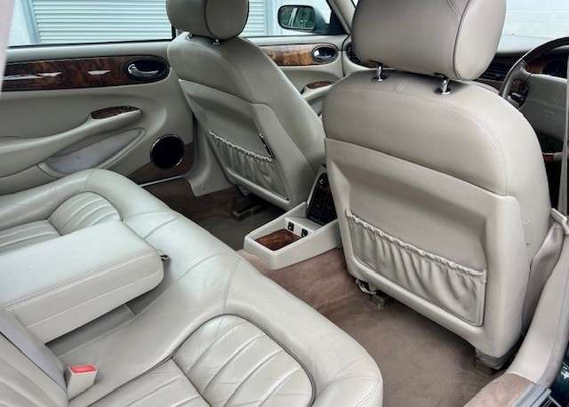 A 2001 JAGUAR XJ 4.0 Sovereign Saloon 4dr Petrol Automatic (290 bhp) A 2001 JAGUAR XJ 4.0 Sovereign Saloon 4dr Petrol Automatic (290 bhp)