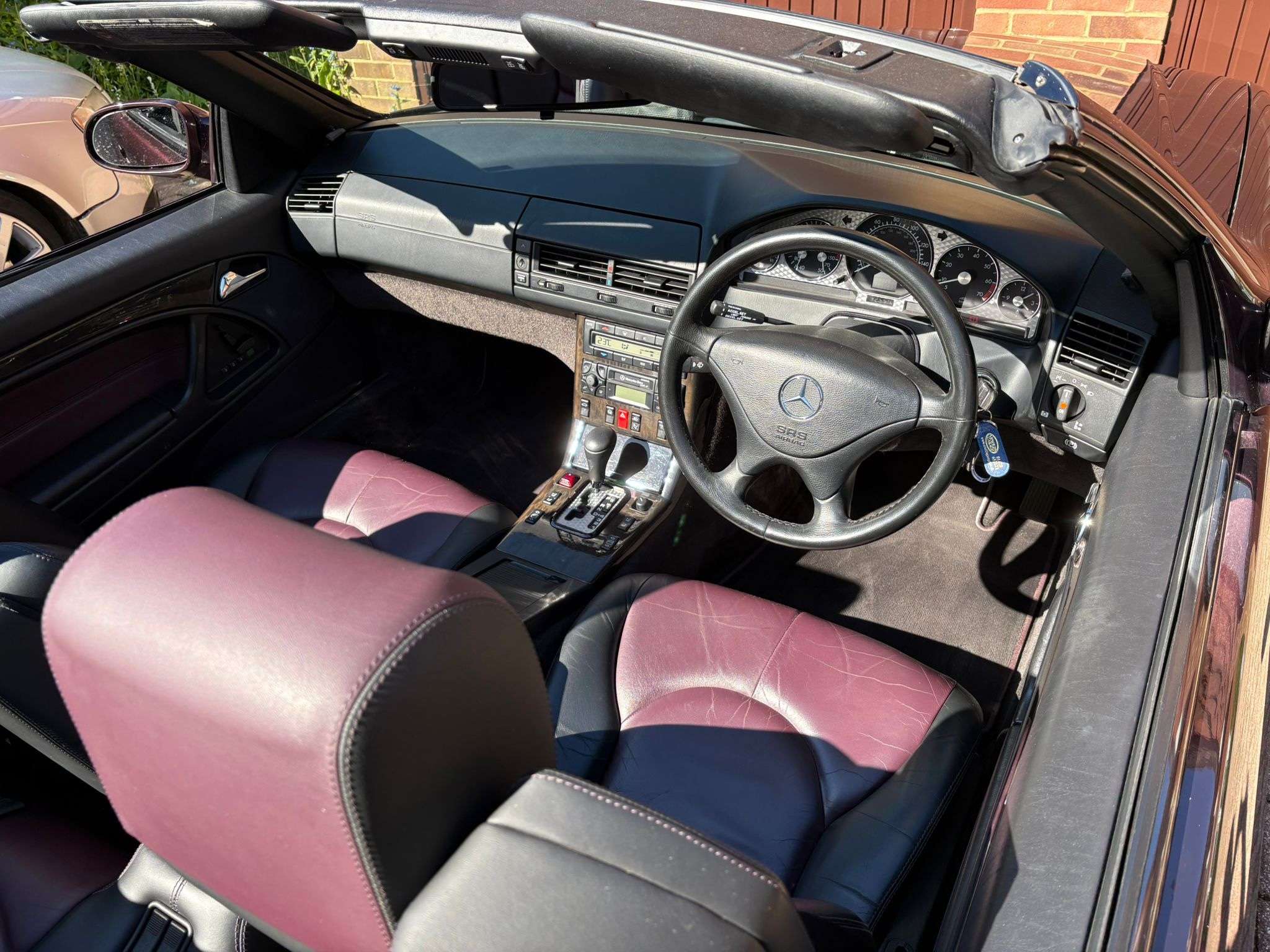 A 2001 MERCEDES-BENZ SL SL320 R129 A 2001 MERCEDES-BENZ SL SL320 R129