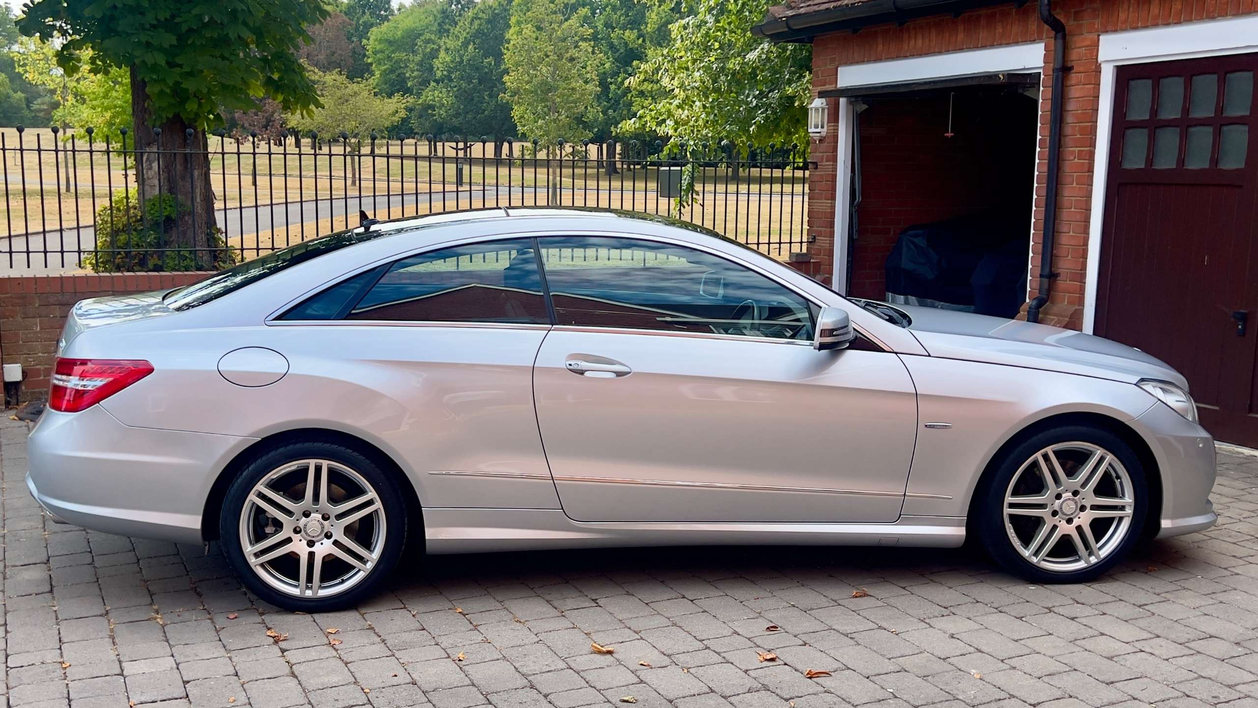 A 2011 MERCEDES-BENZ E CLASS 3.0 E350 CDI V6 AMG Sport Coupe (231 ps) A 2011 MERCEDES-BENZ E CLASS 3.0 E350 CDI V6 AMG Sport Coupe (231 ps)
