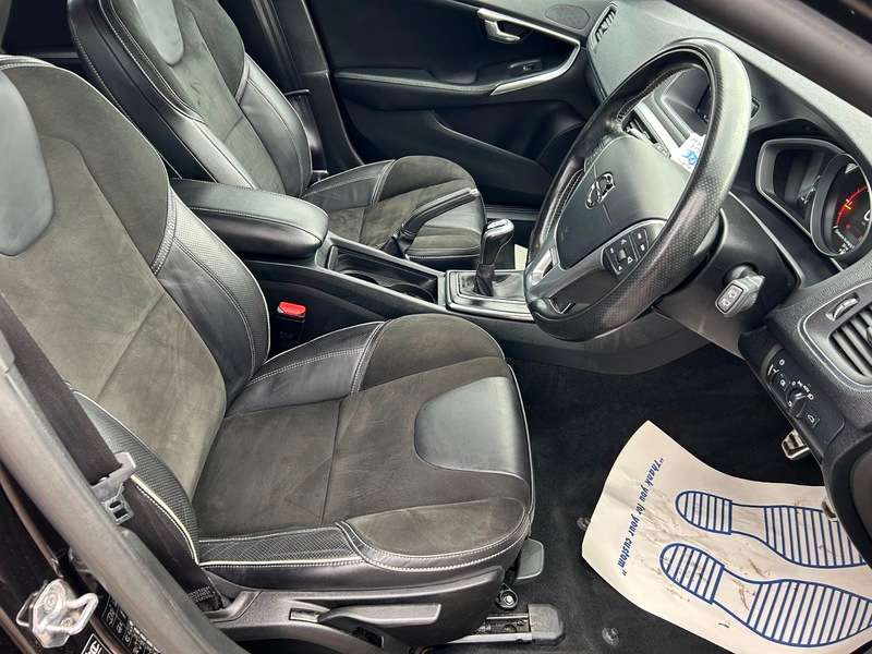 2017 VOLVO V40 2017 VOLVO V40