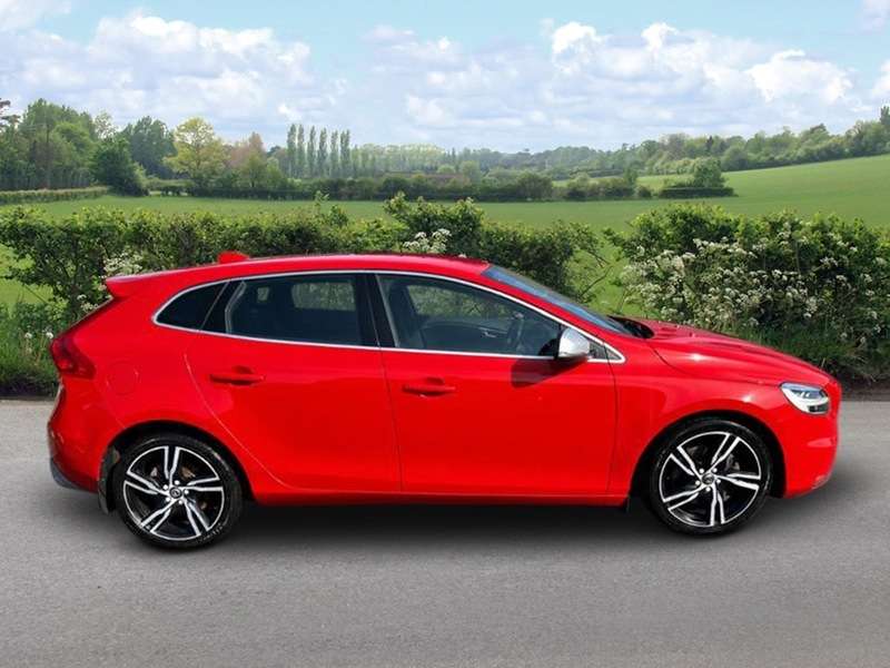 A 2017 VOLVO V40 D4 R-DESIGN A 2017 VOLVO V40 D4 R-DESIGN