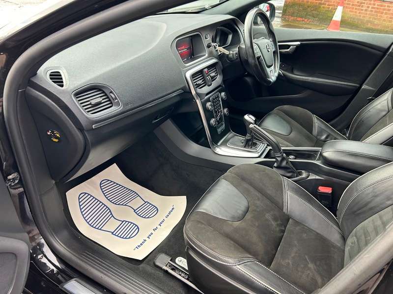 2017 VOLVO V40 2017 VOLVO V40