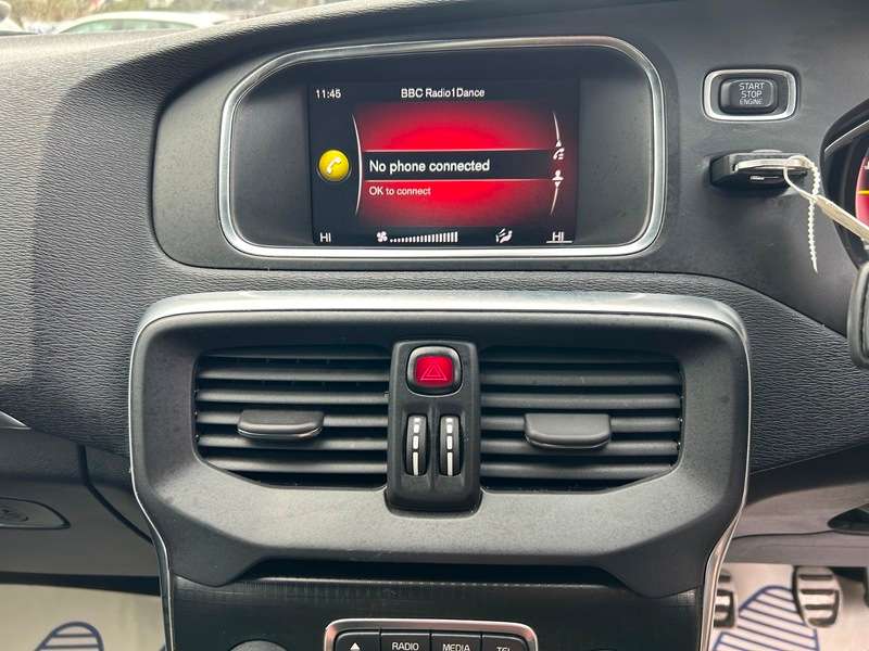 2017 VOLVO V40 2017 VOLVO V40