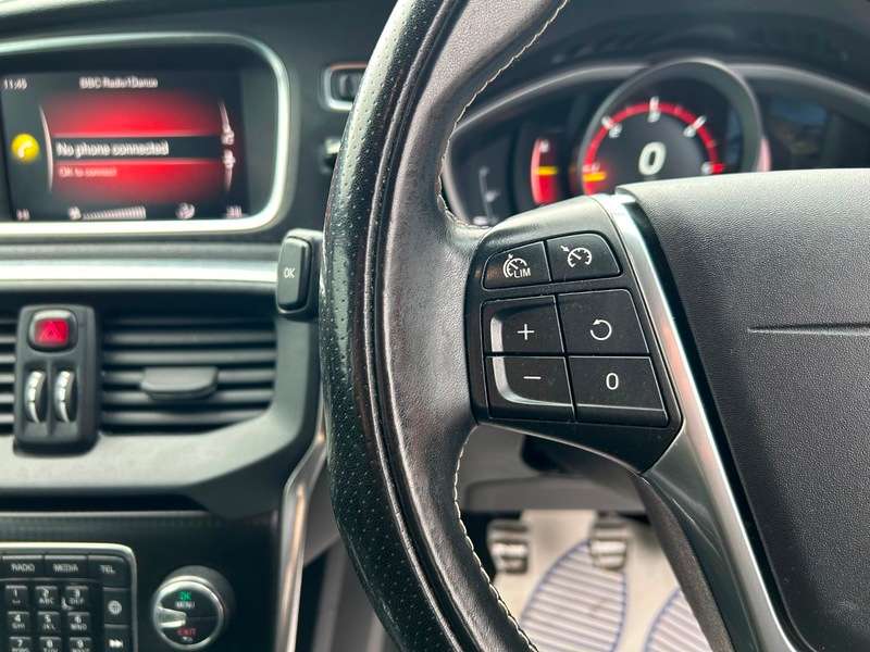 2017 VOLVO V40 2017 VOLVO V40