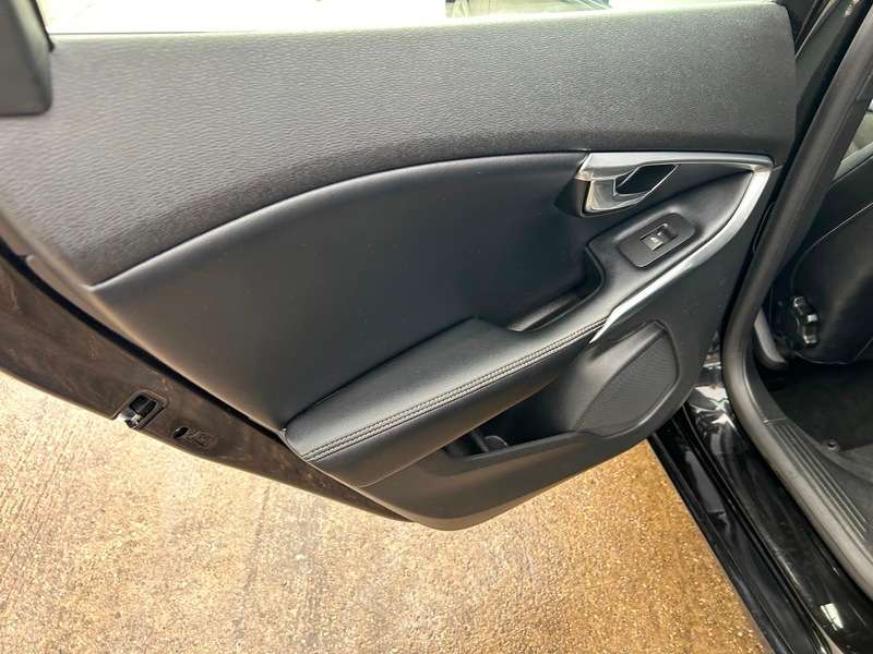 2017 VOLVO V40 2017 VOLVO V40