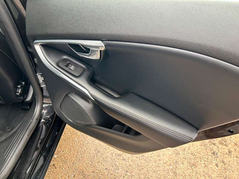 2017 VOLVO V40 2017 VOLVO V40