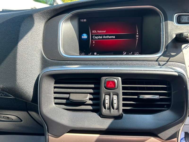 2018 VOLVO V40 2018 VOLVO V40