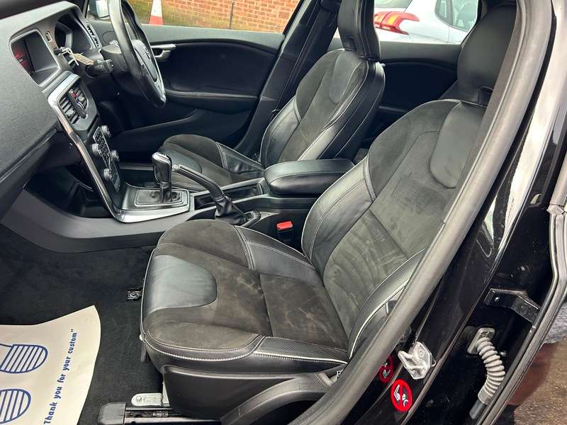 2017 VOLVO V40 2017 VOLVO V40