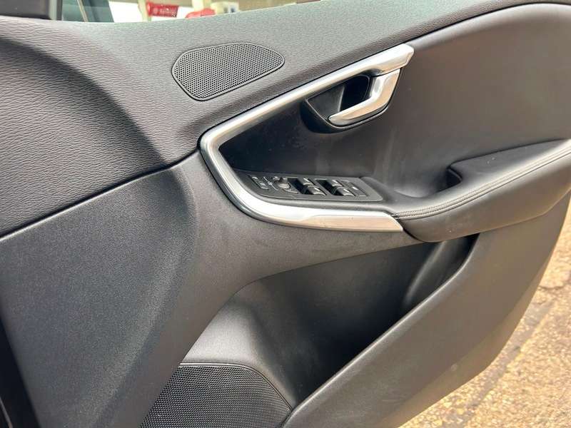 2017 VOLVO V40 2017 VOLVO V40